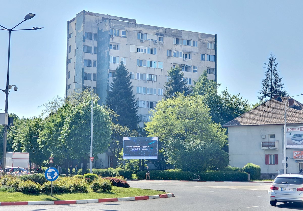 Unul din cele mai ”cojite” blocuri din centrul Sibiului, propus spre reabilitare din fonduri europene. 51 de mil. de lei pentru 12 blocuri