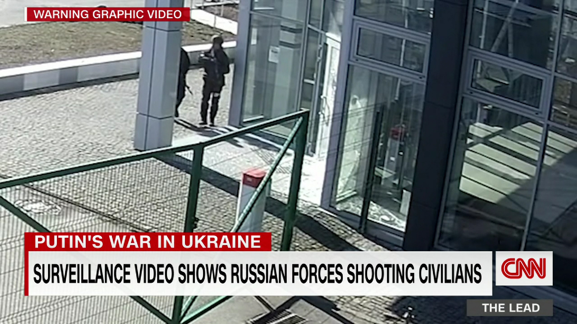 Imagini video publicate de CNN cu soldații ruși care împușcă doi civili neînarmați, în timpul unui jaf la o reprezentanță auto de lângă Kiev