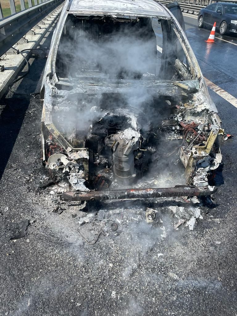 O mașină a ars pe autostrada A1. Două persoane au făcut atac de panică
