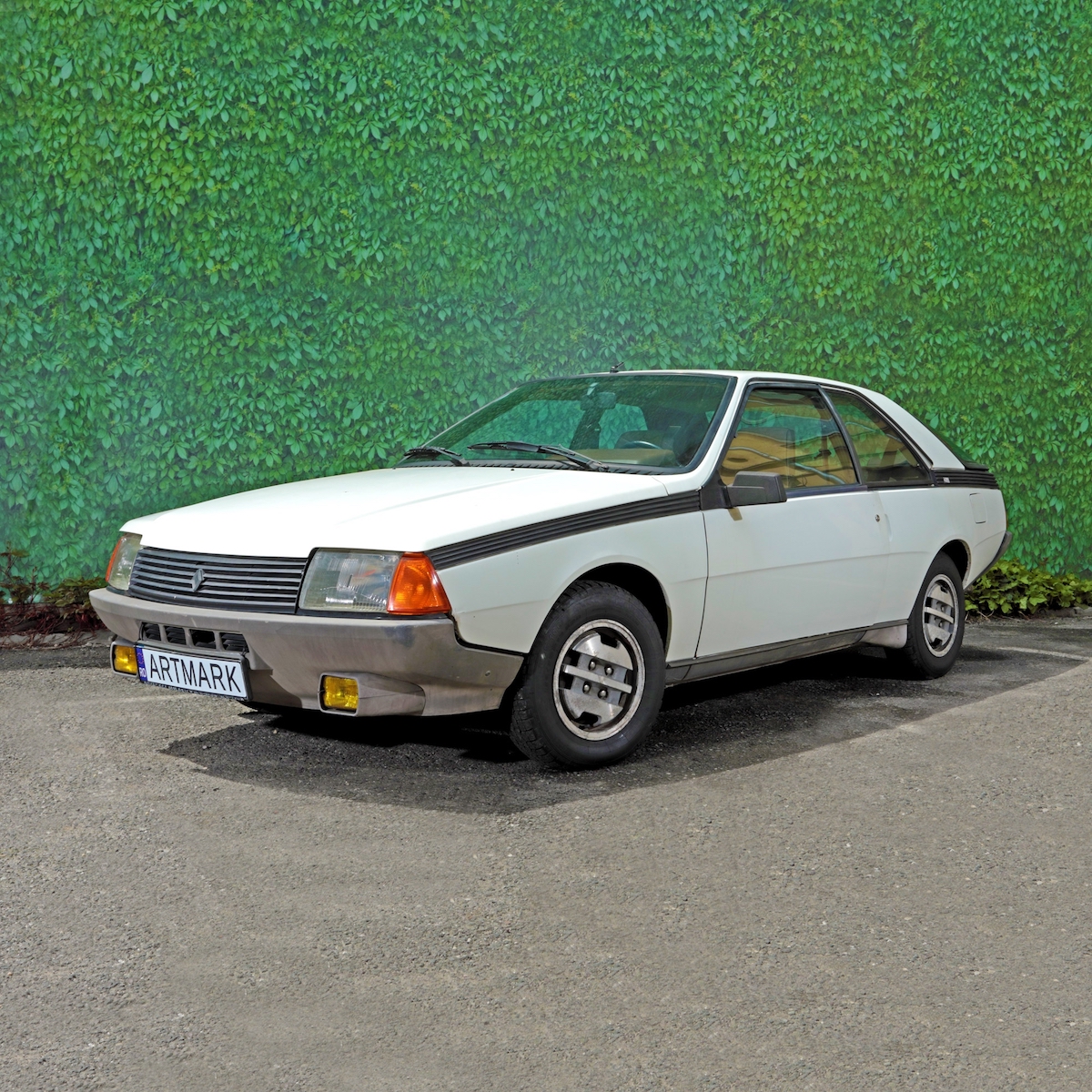 Renault din 1983 ce a aparținut Zoiei Ceaușescu, scos la licitație pentru 500 de euro. Mașina a primit-o de la soții Ceaușescu, în momentul căsătoriei cu sibianul Mircea Oprean