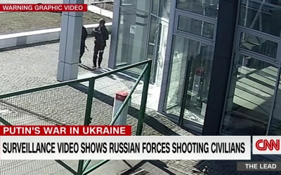 Imagini video publicate de CNN cu soldații ruși care împușcă doi civili neînarmați, în timpul unui jaf la o reprezentanță auto de lângă Kiev