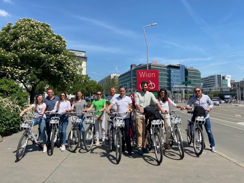 Reprezentanți ai primăriei și ai IPJ Sibiu au mers la Viena ca să învețe mai multe despre biciclete și sistemul de bike-sharing