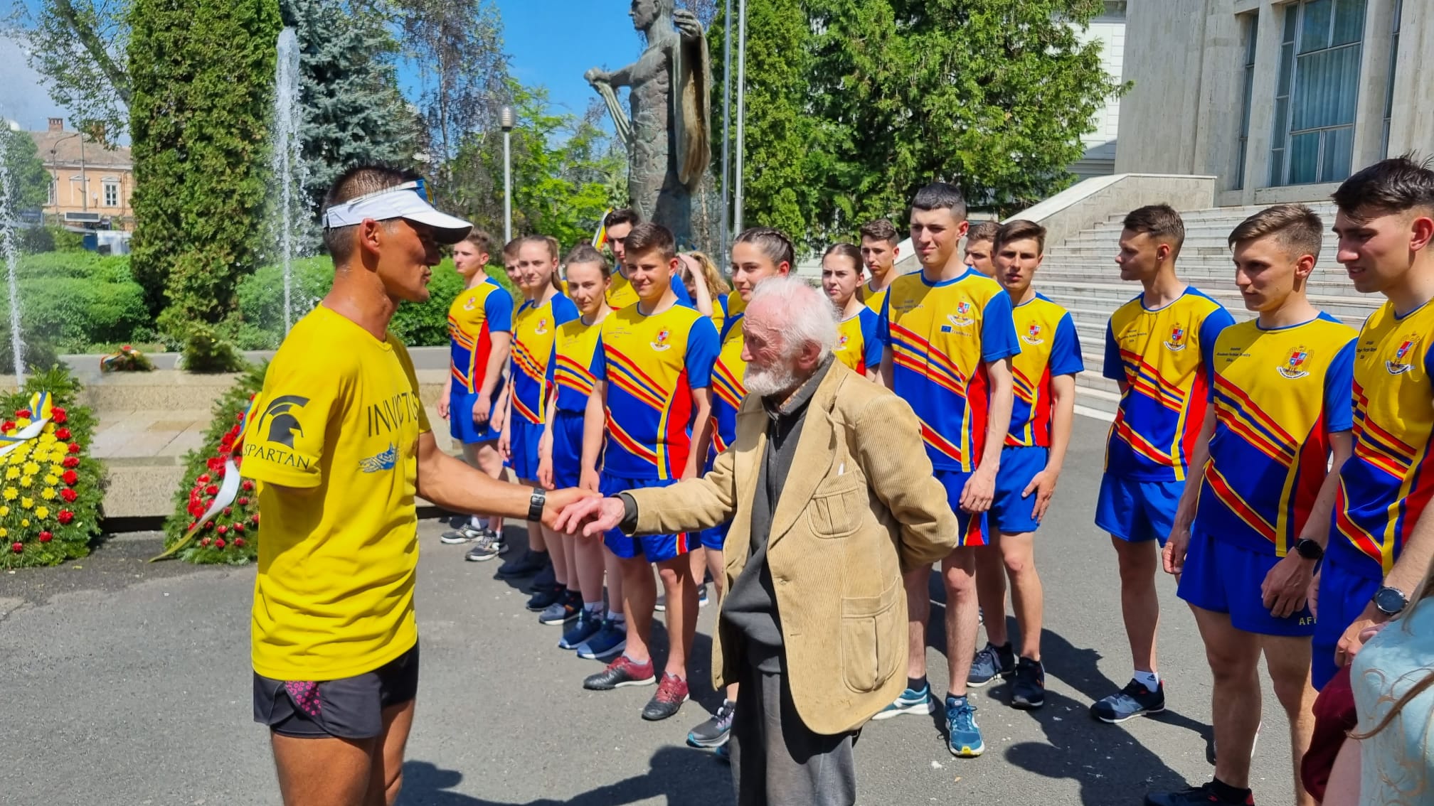 FOTO/VIDEO Maratoniștii Levi Polgar și cpt Andrei Ailenei au traversat Sibiul într-o cursă de peste 1.100 de Km