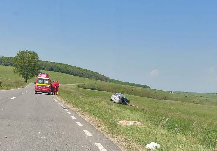 Mașină răsturnată între Ocna Sibiului și Topârcea. Șoferul a primit îngrijiri medicale la fața locului