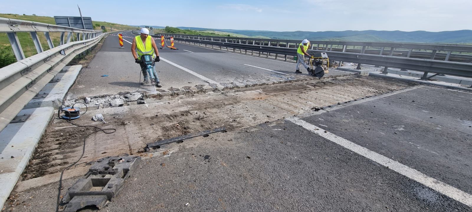 A început demontarea dispozitivelor de acoperire a rosturilor de dilatație la Viaductul Aciliu