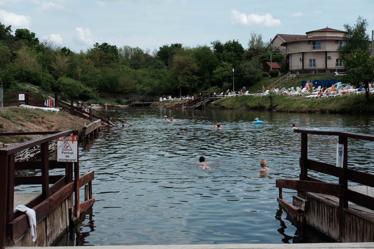 Primul weekend la Ocna Sibiului: peste 1.000 de turiști au făcut baie în lacurile sărate