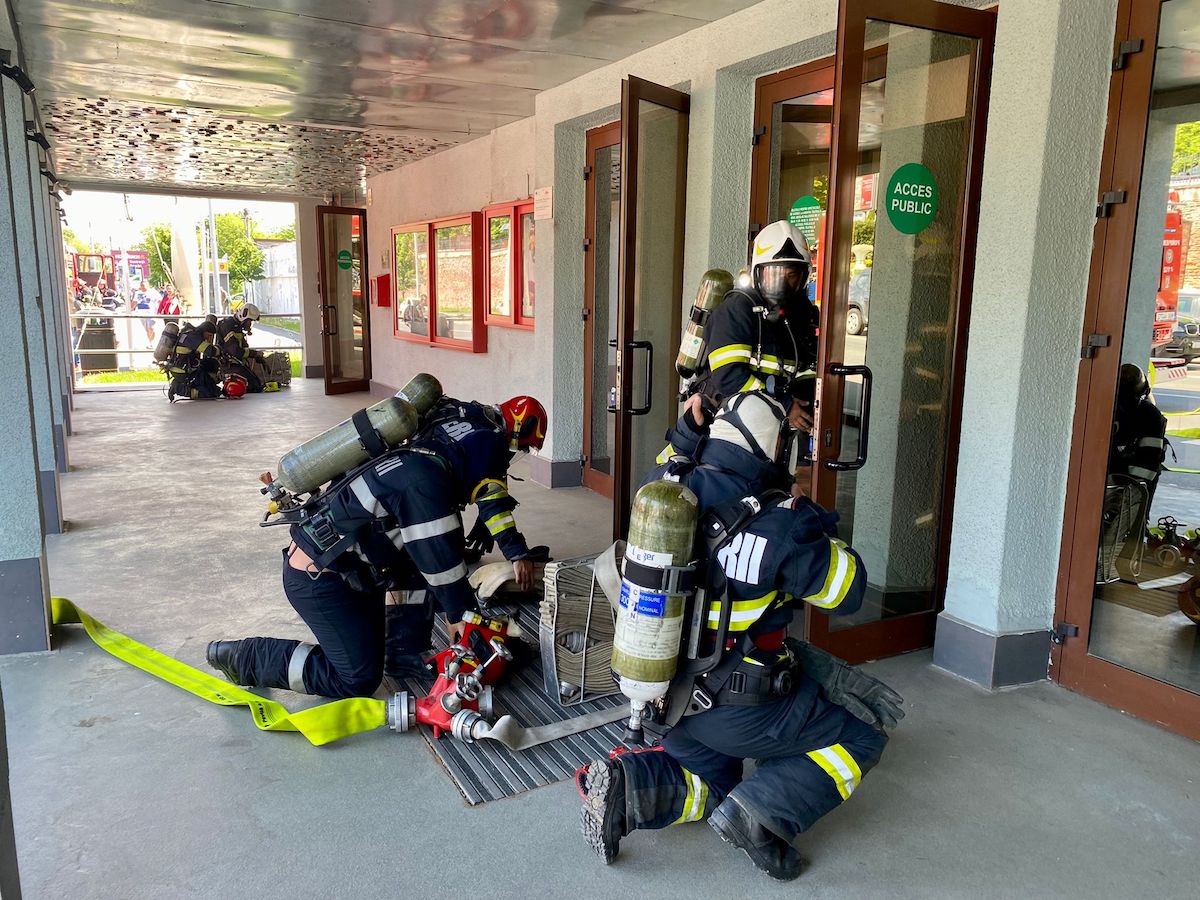 FOTO Pompierii sibieni au simulat un incendiu la Teatrul Național Radu Stanca