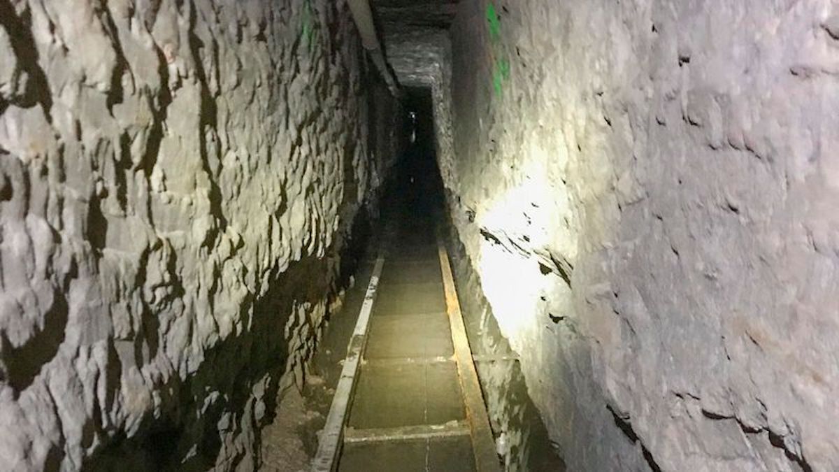 Tunel de jumătate de kilometru descoperit sub frontiera americano-mexicană. Era folosit de traficanții de droguri