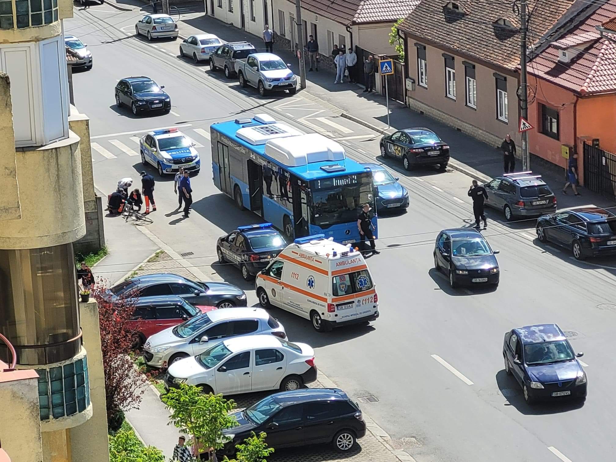 Un biciclist băut s-a lovit de un autobuz, pe strada Lungă