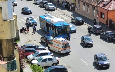 Un biciclist băut s-a lovit de un autobuz, pe strada Lungă