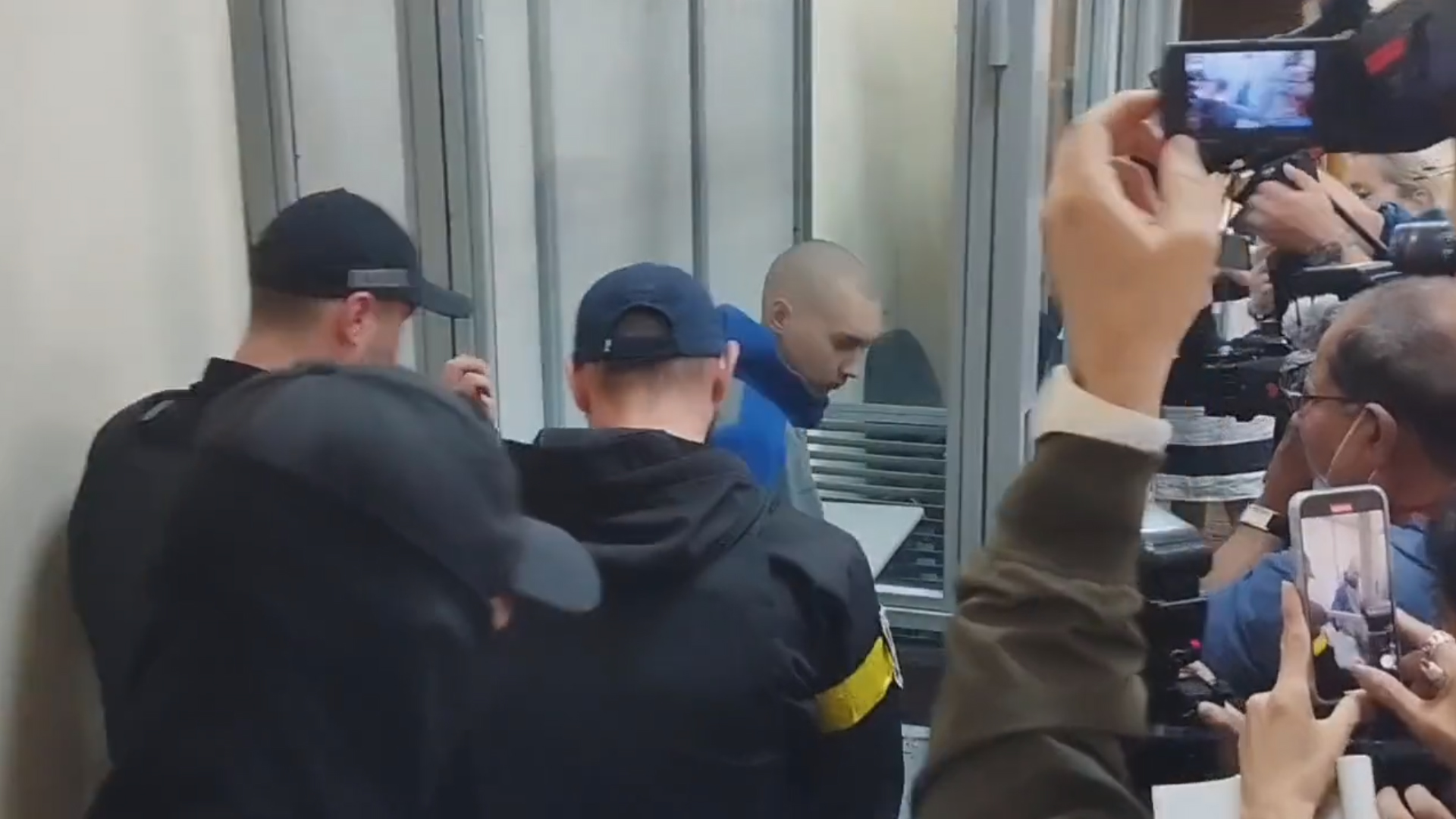 VIDEO Primul proces pentru crime de război începe la Kiev. Un soldat rus este acuzat de uciderea unui civil ucrainean