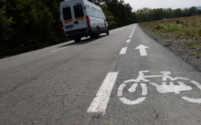 Întrebările sunt ”inoportune”: răspunsul CJ Sibiu pe subiectul pistelor de biciclete la marginea drumului