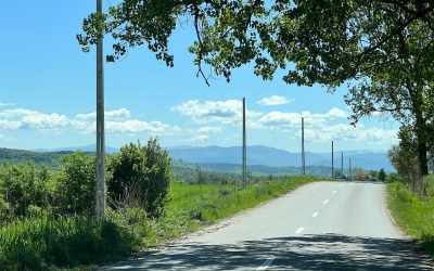 Cu autorizație de la CJ Sibiu, în sit Natura 2000: se plantează stâlpi de beton pe marginea drumului către Agnita. Din fonduri europene