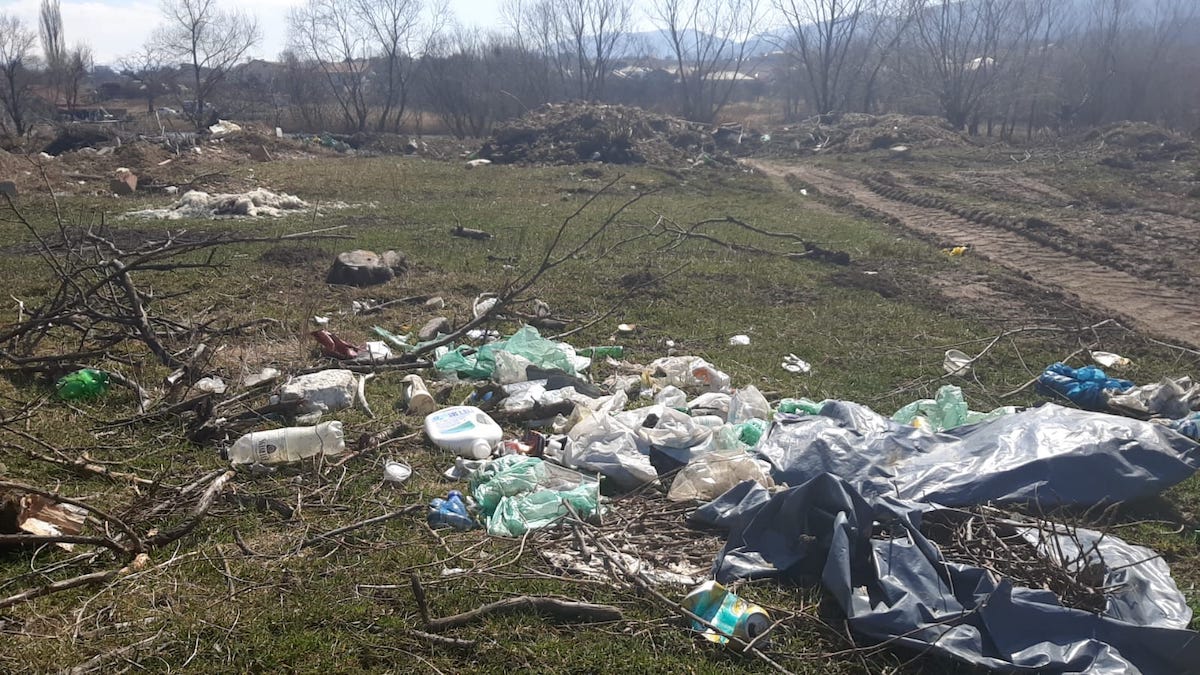 40 de tone de deșeuri adunate dintr-o zonă verde din Cisnădie. Localnic: „Aici s-a inaugurat noua groapă de gunoi”