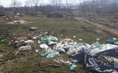 40 de tone de deșeuri adunate dintr-o zonă verde din Cisnădie. Localnic: „Aici s-a inaugurat noua groapă de gunoi”