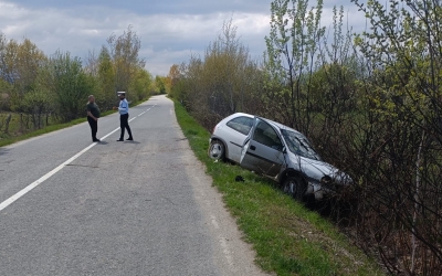 Mașină răsturnată între Cârțișoara și Arpașu de Sus. Șoferul era beat