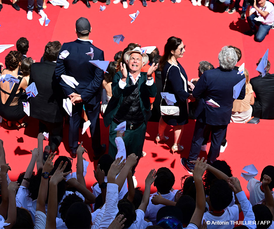 VIDEO: Festivalul de la Cannes: O femeie s-a dezbrăcat în semn de protest faţă de violurile comise de soldaţii ruşi în Ucraina