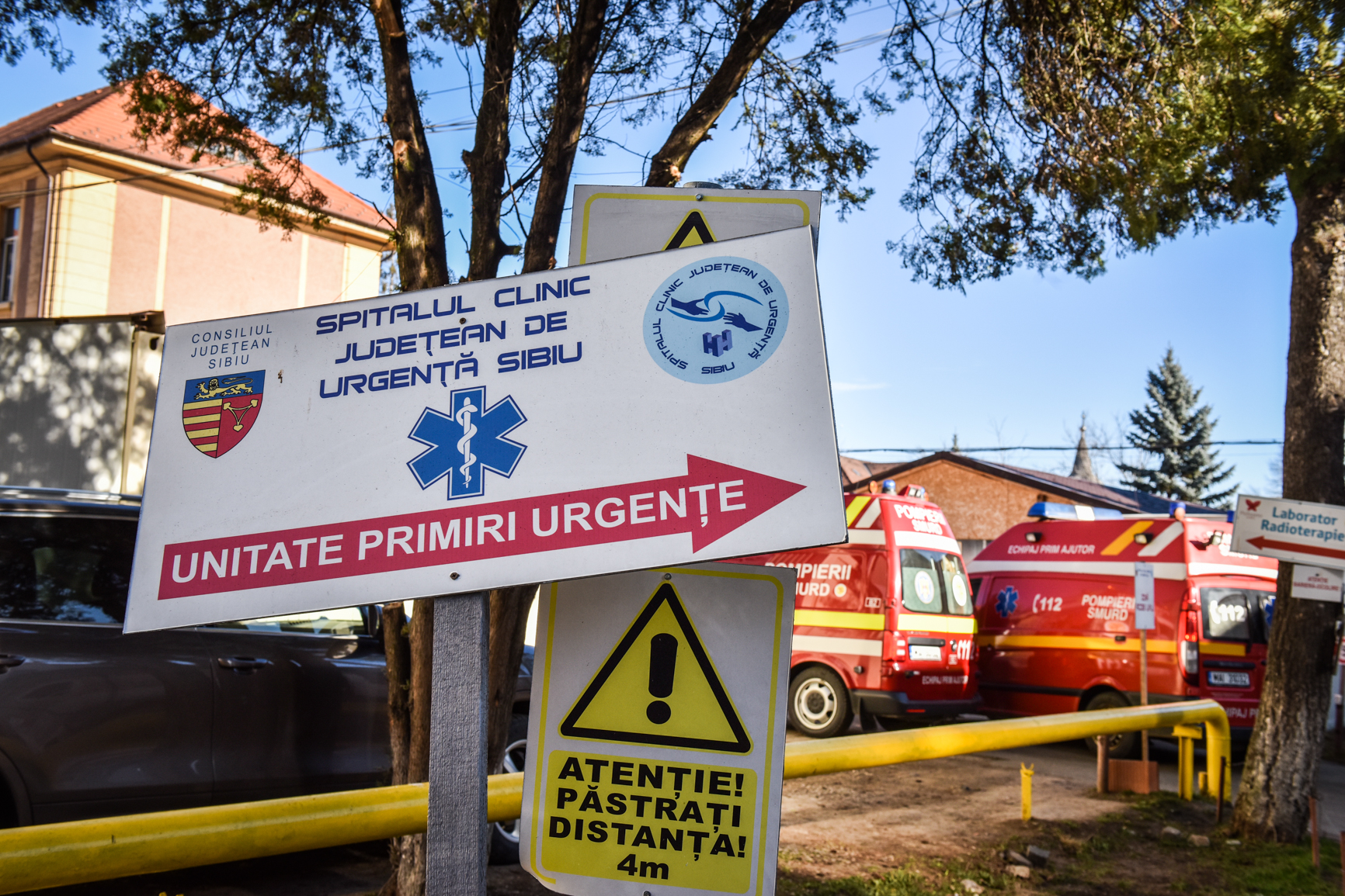 O femeie de 80 de ani a ajuns la spital după ce mașina în care se afla a făcut pană și a ieșit de pe drum