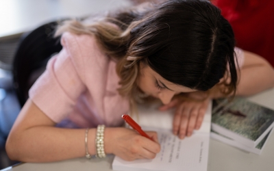 O tânără din Sibiu pasionată de scris și-a lansat prima carte: Multe pagini îi sunt dedicate mamei mele