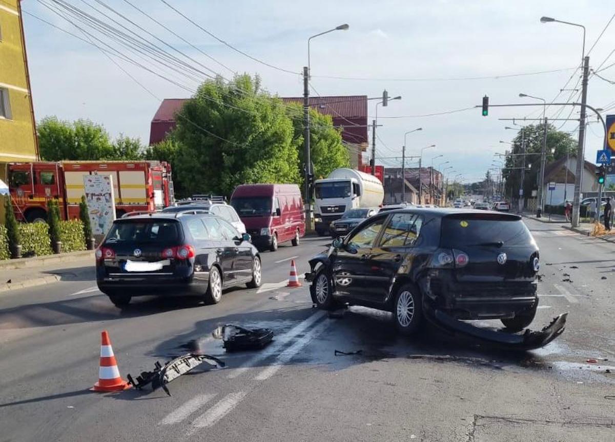 Accident din cauza neacordării de prioritate, la Mediaș. Un tânăr de 21 de ani a fost transportat la spital