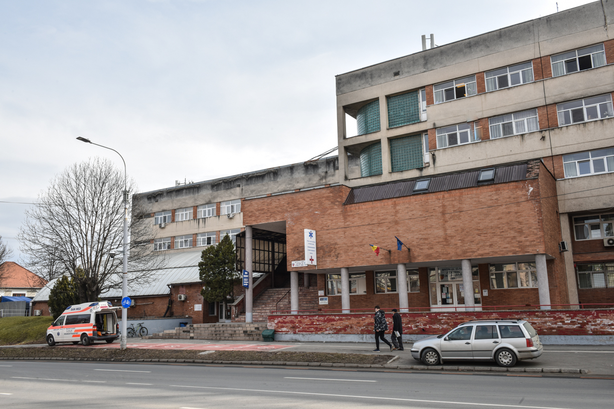 Bărbatul care a căzut cu trotineta în parcul Sub Arini este în continuare în stare gravă