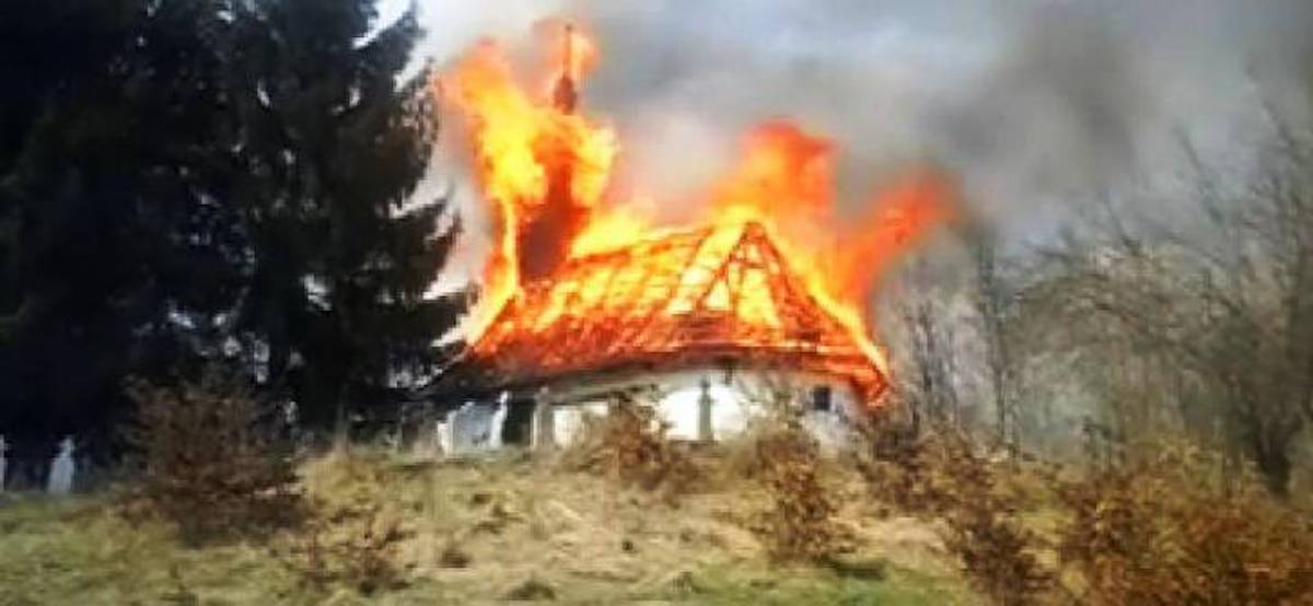 Biserică de lemn, veche de aproape 250 de ani, salvată de sibieni. Ambulanța pentru Monumente a salvat-o de la distrugere, Muzeul Astra contribuie la reconstrucție