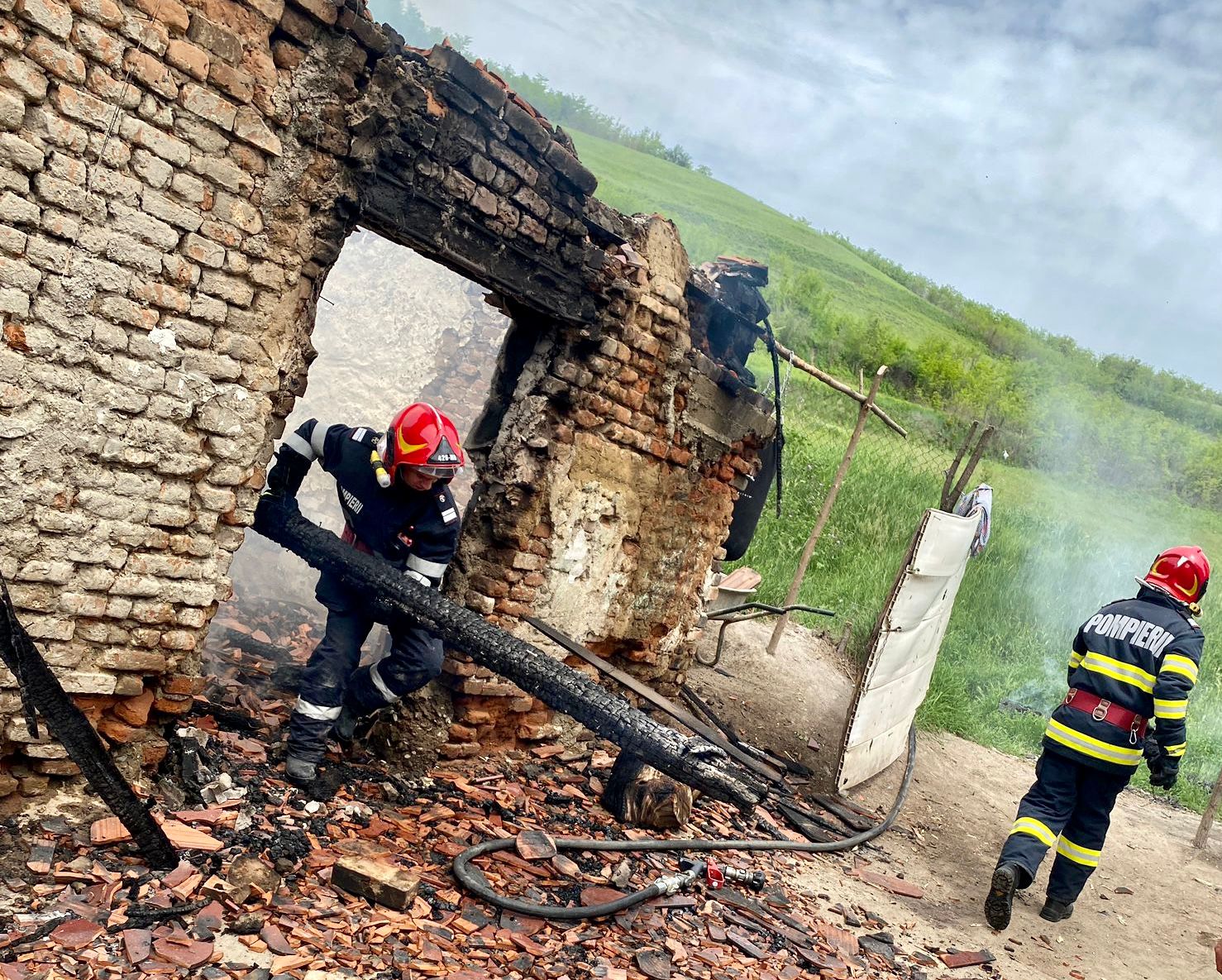 O casă a ars în totalitate, în Buzd, din cauza jarului sărit din sobă
