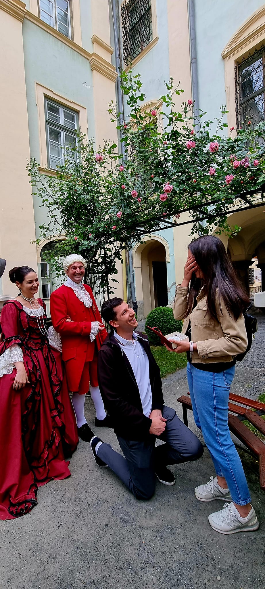 Cerere în căsătorie în curtea Muzeului Brukenthal. „Palatul inspiră viață, iubire, artă, frumos”