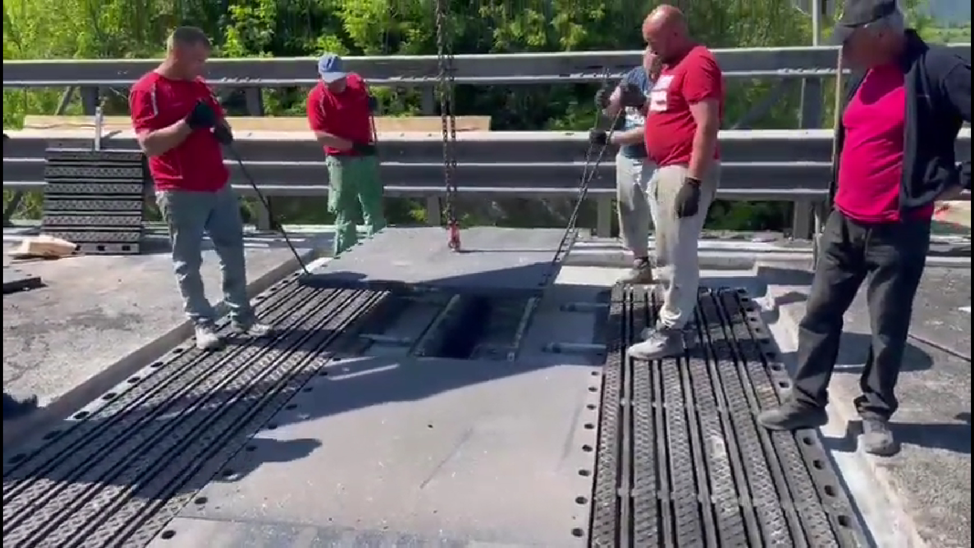 VIDEO Reparația rosturilor de dilatație de pe Viaductul Aciliu pe A1 se apropie de final