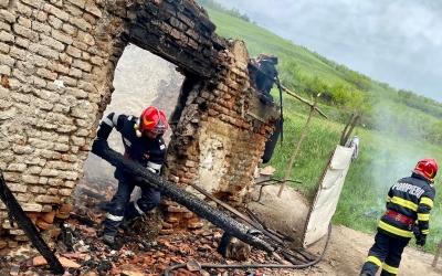 O casă a ars în totalitate, în Buzd, din cauza jarului sărit din sobă