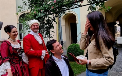 Cerere în căsătorie în curtea Muzeului Brukenthal. „Palatul inspiră viață, iubire, artă, frumos”