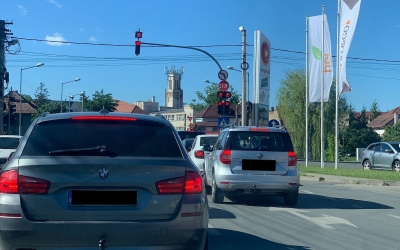 Semaforul de la intersecția străzilor Neculce cu Malului nu mai este verde intermitent la dreapta, „pentru fluidizarea traficului”
