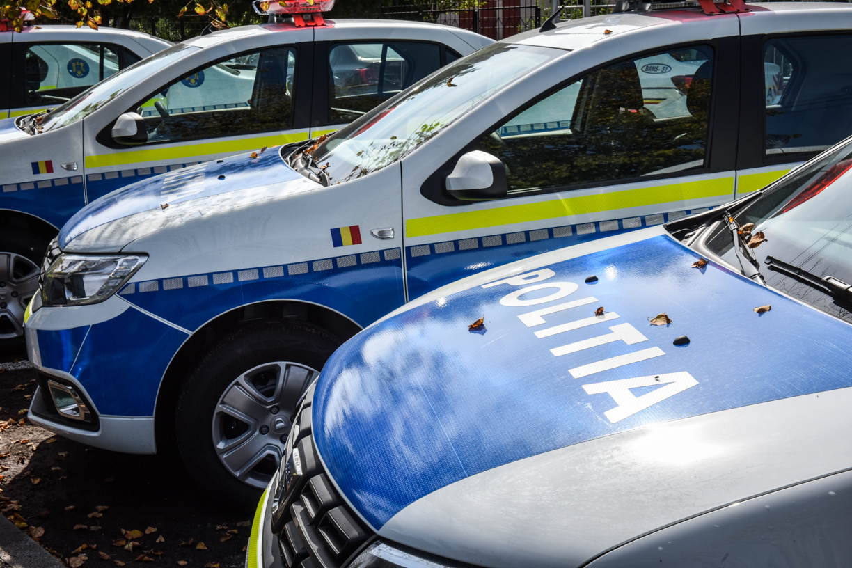 Mașini ale poliției, prefecturii și Direcției Silvice Vrancea, puse sub sechestru de un samsar de păduri