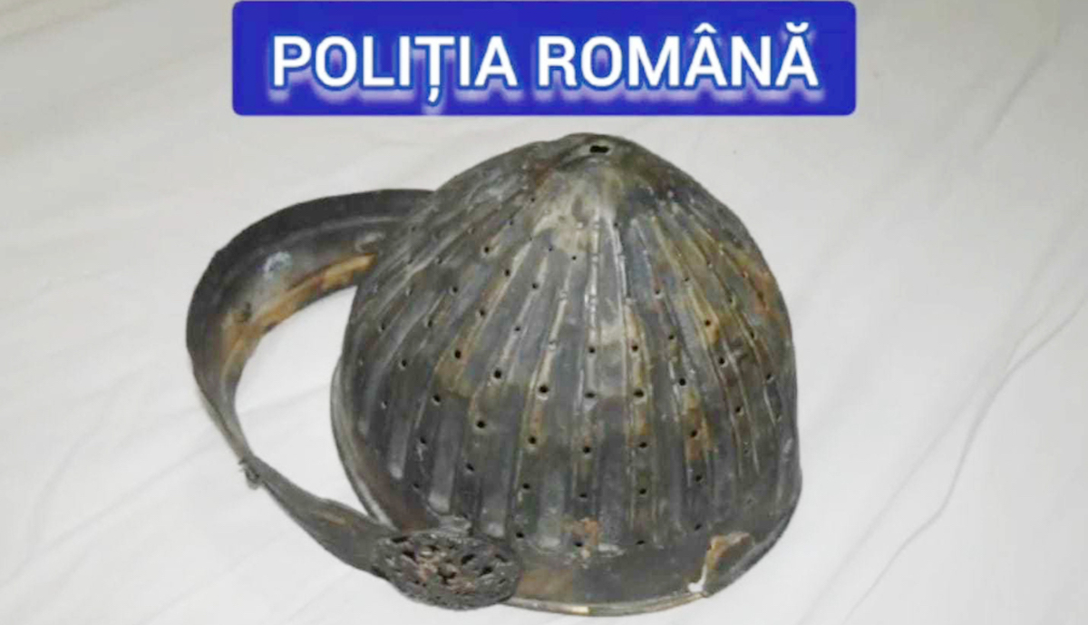 Experții de la Muzeul Brukenthal au lămurit vechimea unui ”coif turcesc cu diademă”: ”Poate să fie recuzită de la teatru, poate să fie o jucărie metalică”