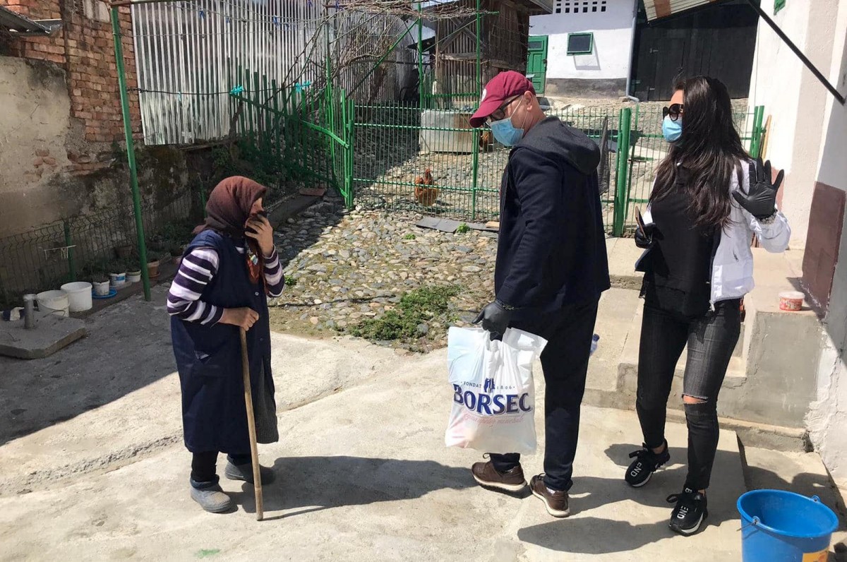 Analiză: 80% dintre români au făcut cel puţin un gest caritabil, în ultimii doi ani. 43% spun că donaţiile lor sunt recurente