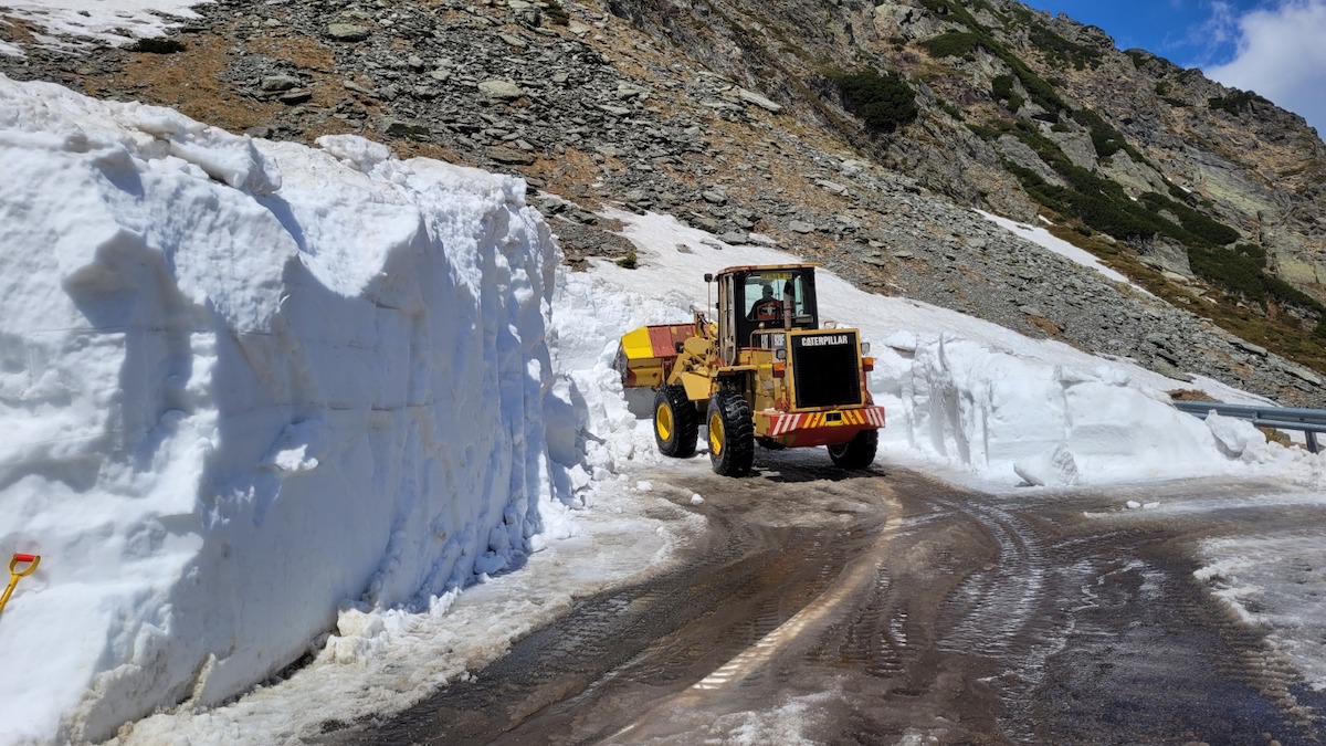 După hotelierii sibieni și cei din Argeș reclamă drumarii pentru felul cum gestionează Transfăgărășanul. ”Sunt echipe care dau cu mătura, mai vopsesc un zid, în condițiile în care majoritatea zidurilor se dărâmă”