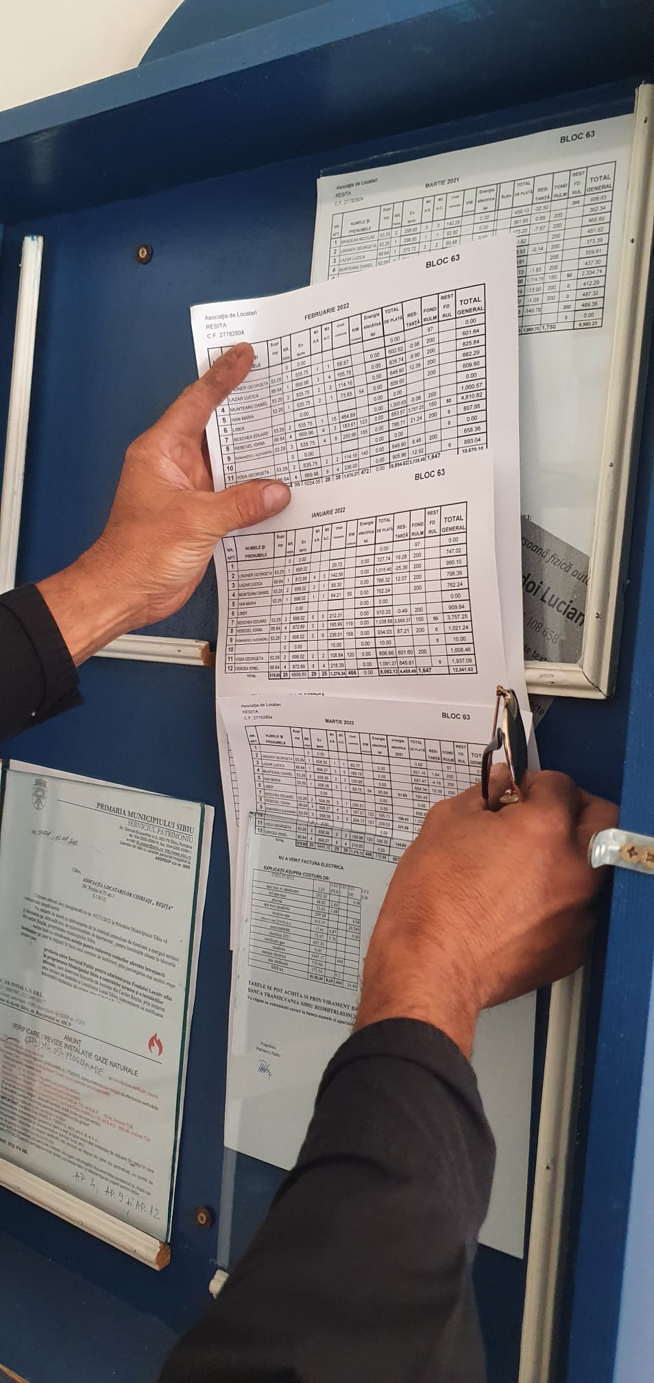 Un sibian pensionat pe caz de boală spune că Urbana vrea să-l scoată în stradă, cu doi copii. Director: A abuzat de audiență încercând să filmeze pe ascuns