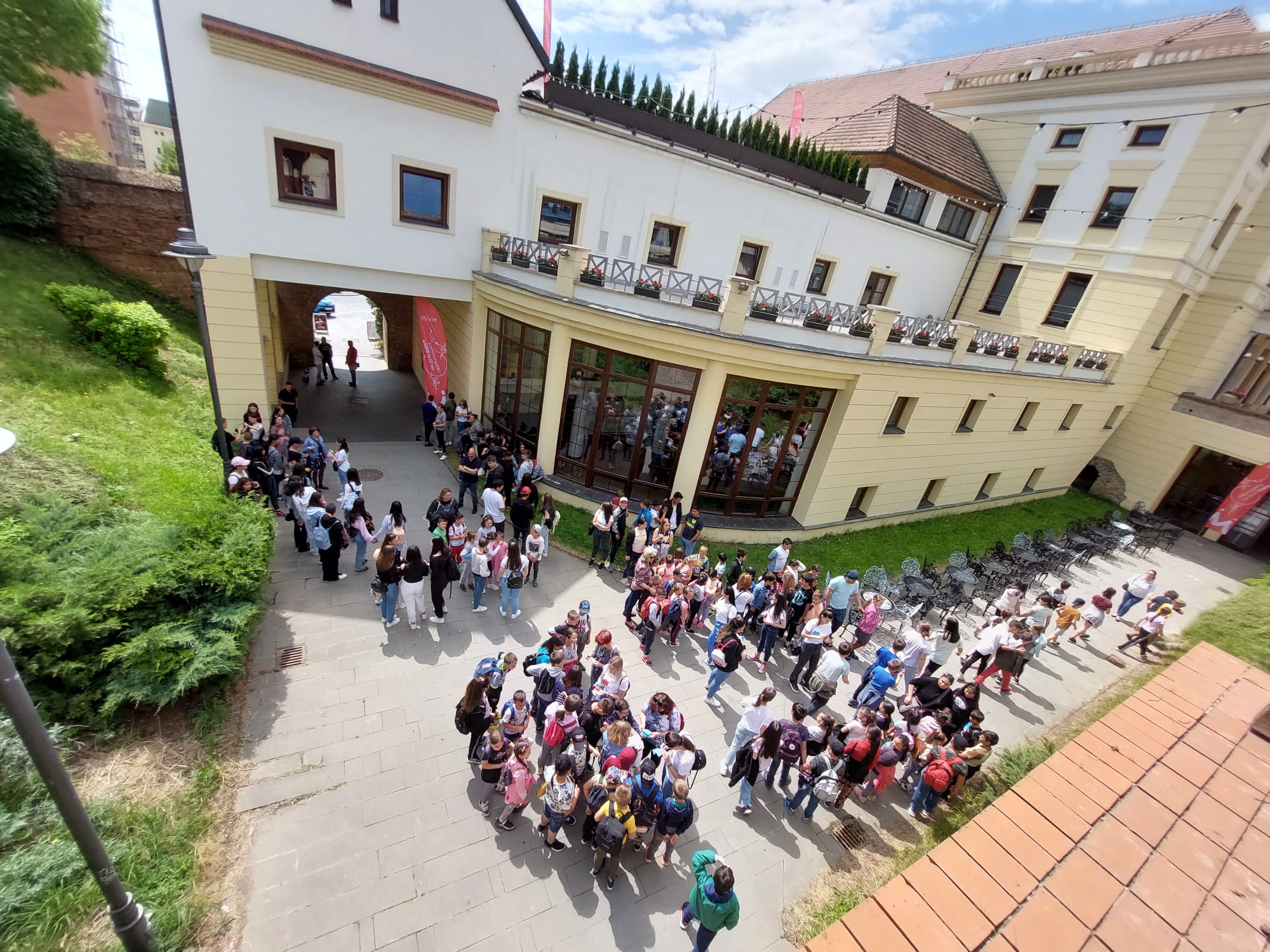FOTO Zi de poveste pentru 140 de copii de la școala din Porumbacu care au vizitat Sibiul. Cei mai mulți, pentru prima dată