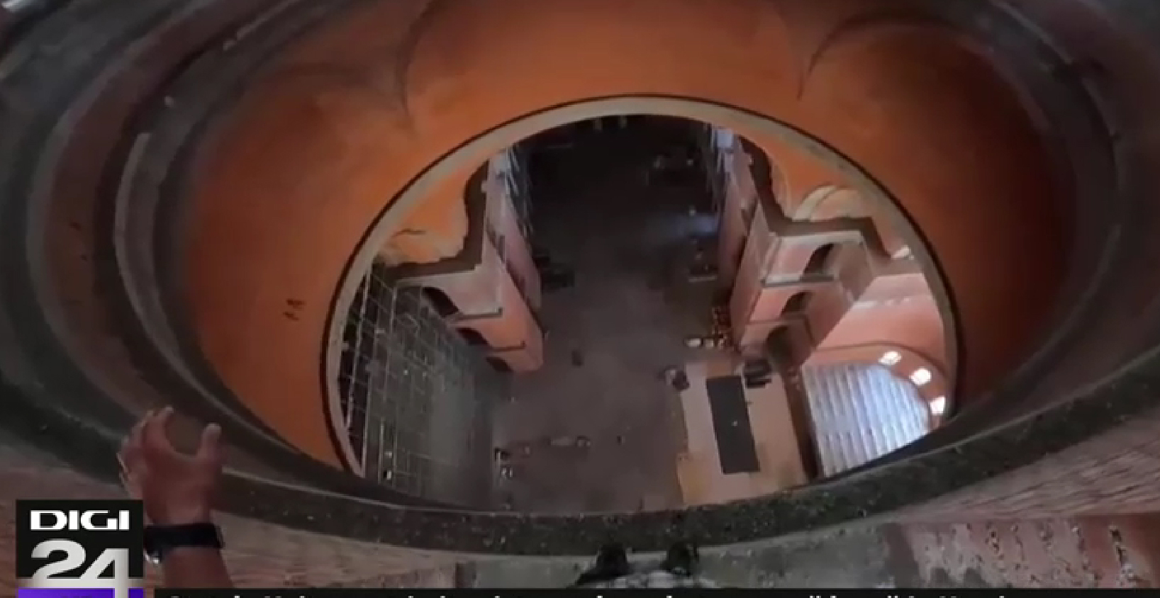 VIDEO Salt cu parașuta în interiorul Catedralei Neamului. BOR: Un act fraudulos