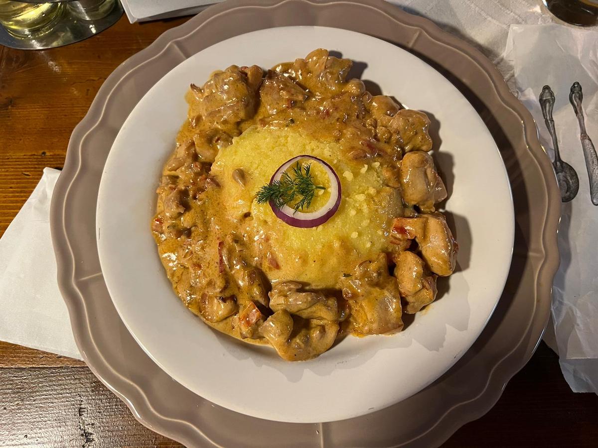 ciulama de pui cu mămăligă