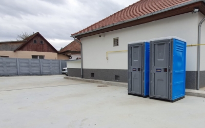 După investiții de zeci de mii de lei, Biroul pentru Imigrări Sibiu așteaptă oamenii cu toaleta în fundul curții