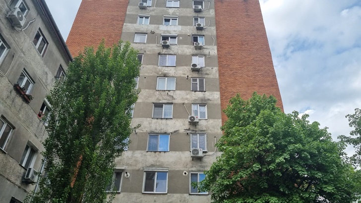 Actualizare O mamă s-a aruncat de pe un bloc de 10 etaje împreună cu cei doi copii ai ei, de 3 și 6 ani, la Timișoara