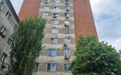 Actualizare O mamă s-a aruncat de pe un bloc de 10 etaje împreună cu cei doi copii ai ei, de 3 și 6 ani, la Timișoara