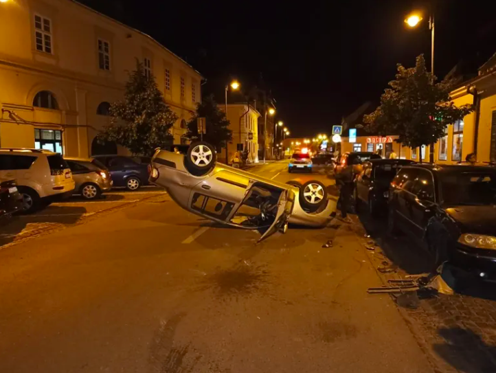 O tânără șoferiță s-a răsturnat cu mașina în centrul Sibiului