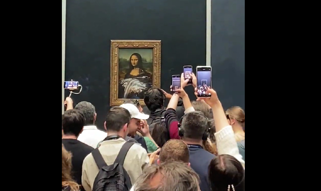 Un bărbat deghizat în femeie a aruncat cu o prăjitură în celebra pictură Mona Lisa de la Luvru