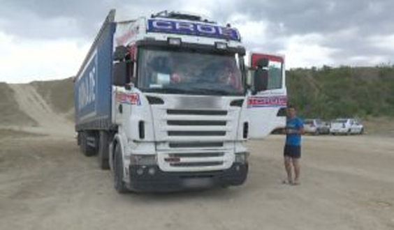 Un bărbat din Bacău a mers cu TIR-ul pe plaja sălbatică de la Corbu: Am venit cu familia, un pic, la mare