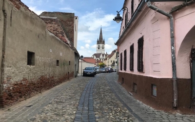 Cum a scăpat de mașinile parcate în fața geamului femeia din Sibiu care nu-și putea deschide obloanele