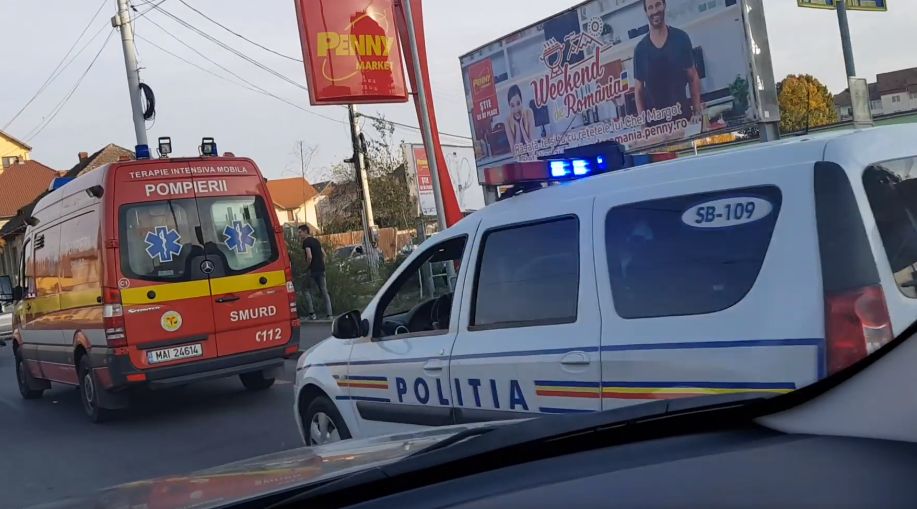 Accident pe Alba Iulia, cu trei autoturisme implicate. O femeie și un copil au ajuns la spital