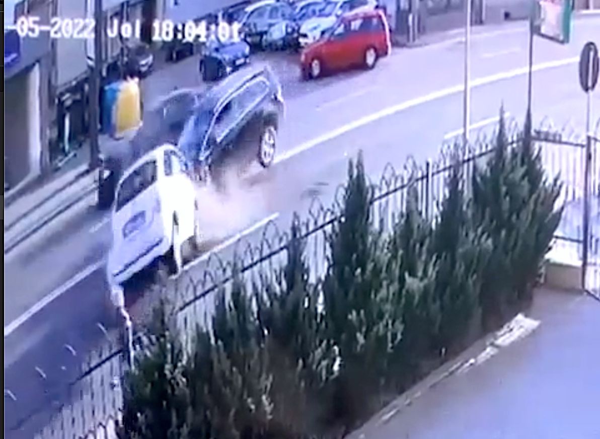 VIDEO Cinci mașini: cum s-a petrecut accidentul frontal de pe Alba Iulia
