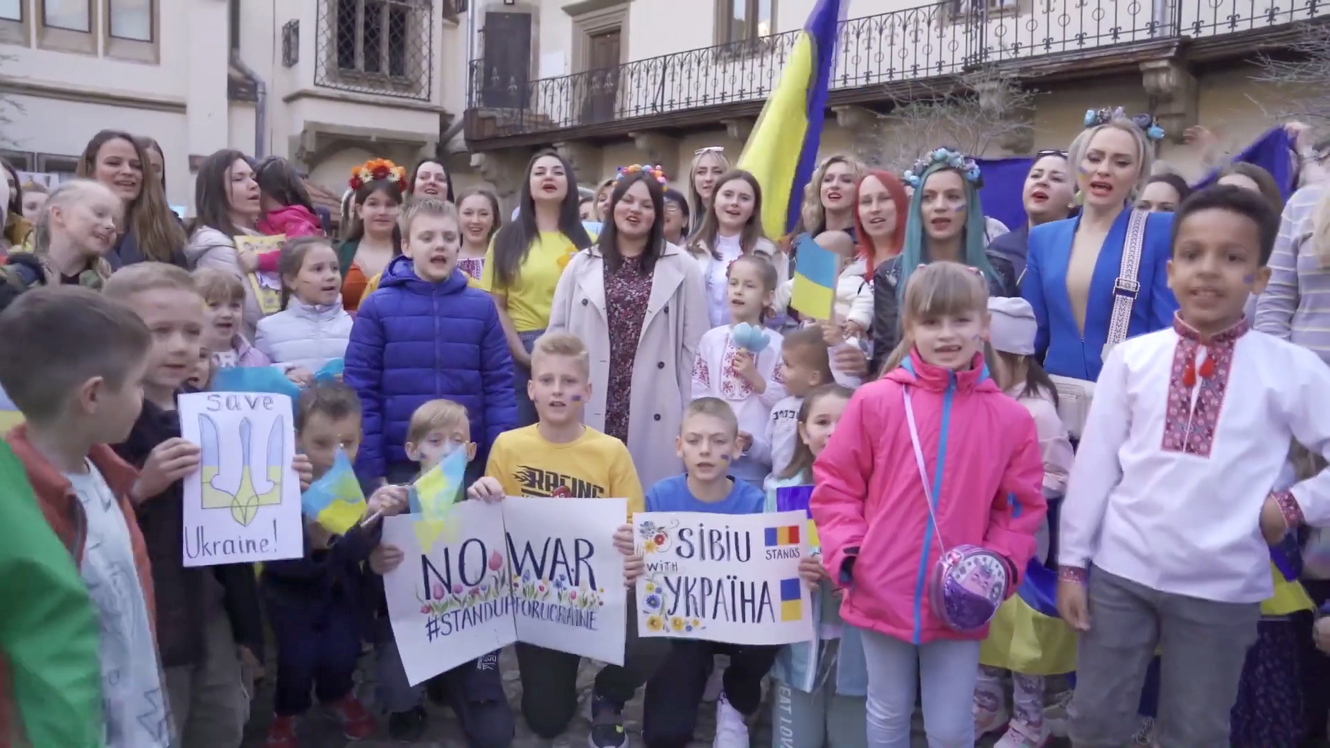 VIDEO Imagini emoționante. Femei și copii ucraineni și sibieni cântă împreună imnul soldaților de pe front